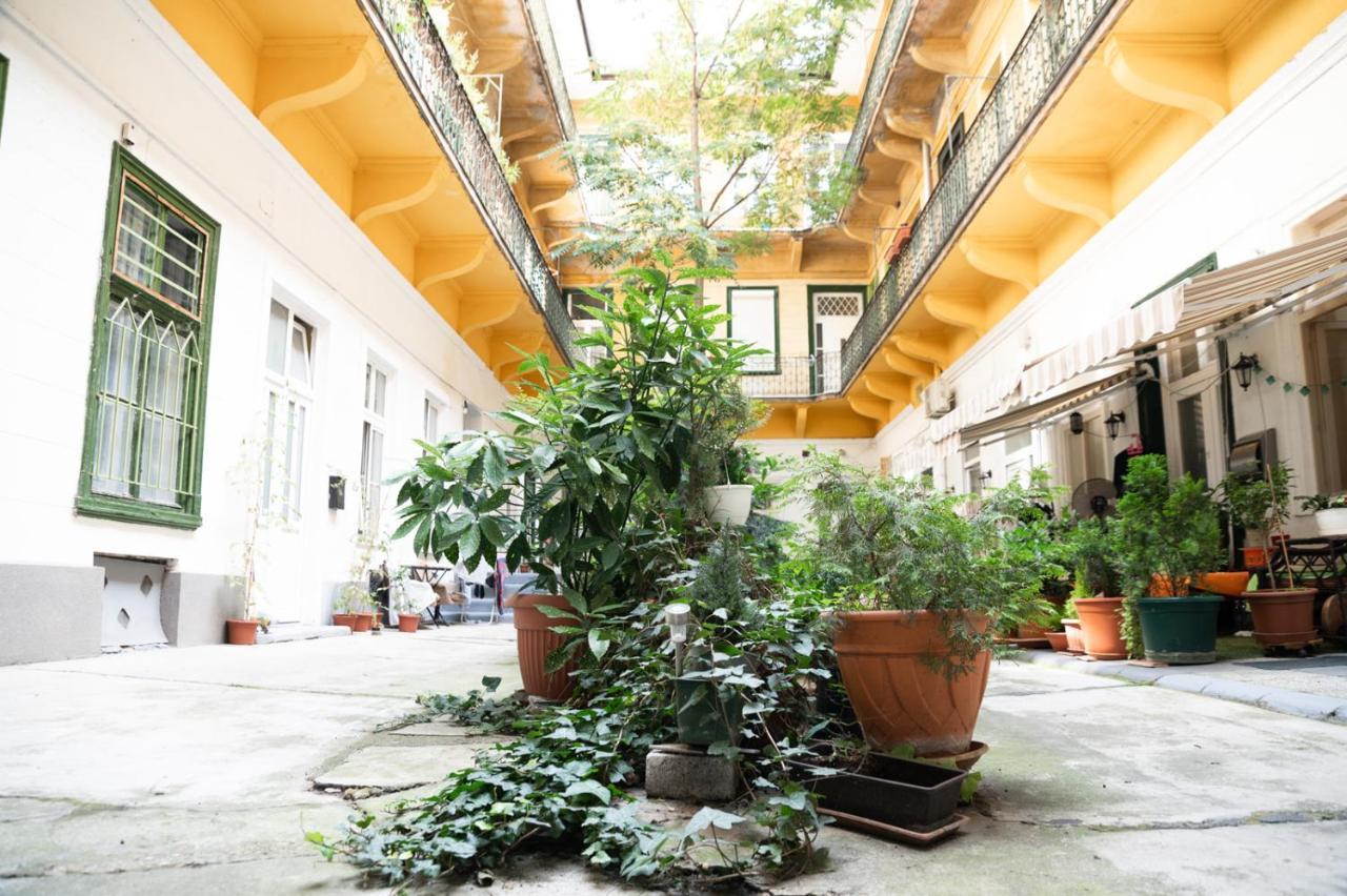 The Urban Chill Spot Harsfa Street Apartment Budapest Bagian luar foto